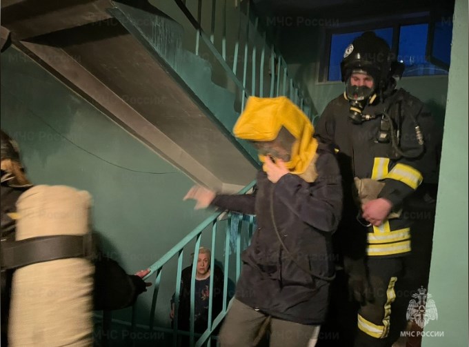 Пожарные спасли 6 человек из задымленного подъезда на улице Юбилейной во Владимире