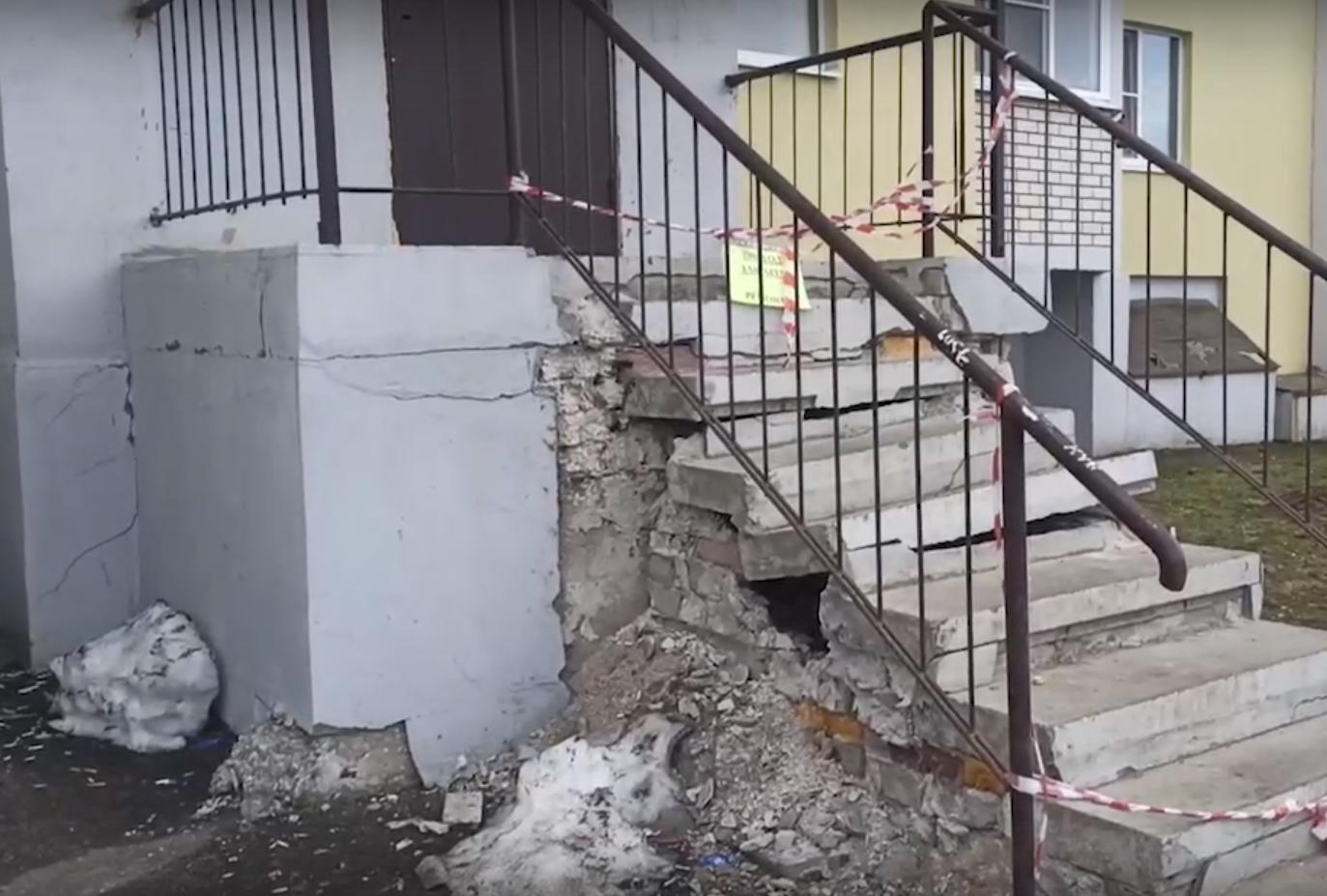 В Юрьевце новостройка разваливается по кирпичикам