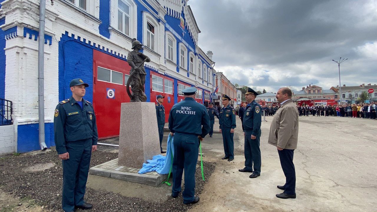 В Вязниках открыли памятник пожарному по архивному образу