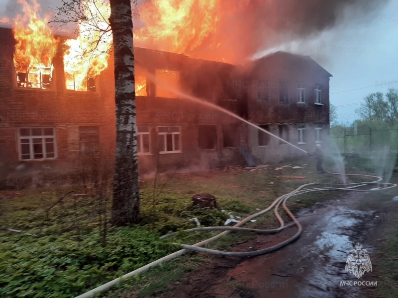 В Александровском районе сгорело заброшенное здание 
