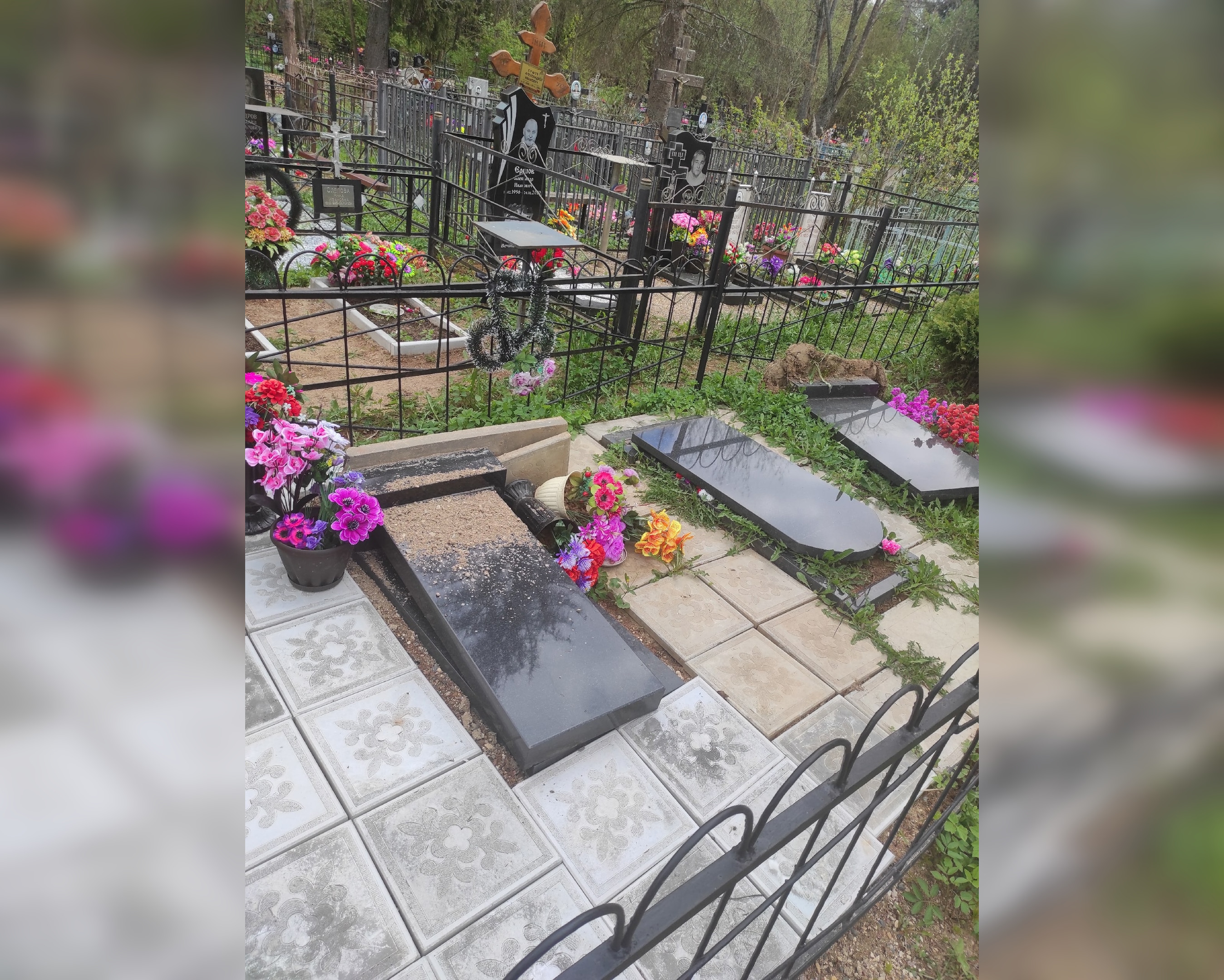 В Александровском районе вандалы разгромили более 50 надгробных плит на кладбище