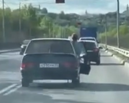 Во Владимире неизвестный угрожал автомобилистам похожим на пистолет предметом