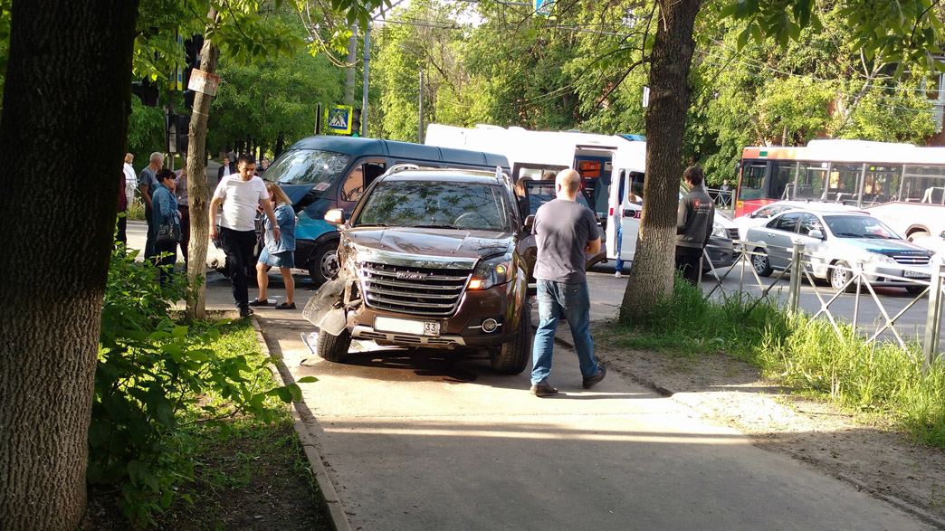  внедорожник вылетел на тротуар
