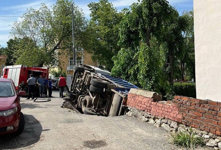 Возле владимирского торгового центра мусоровоз провалился под землю