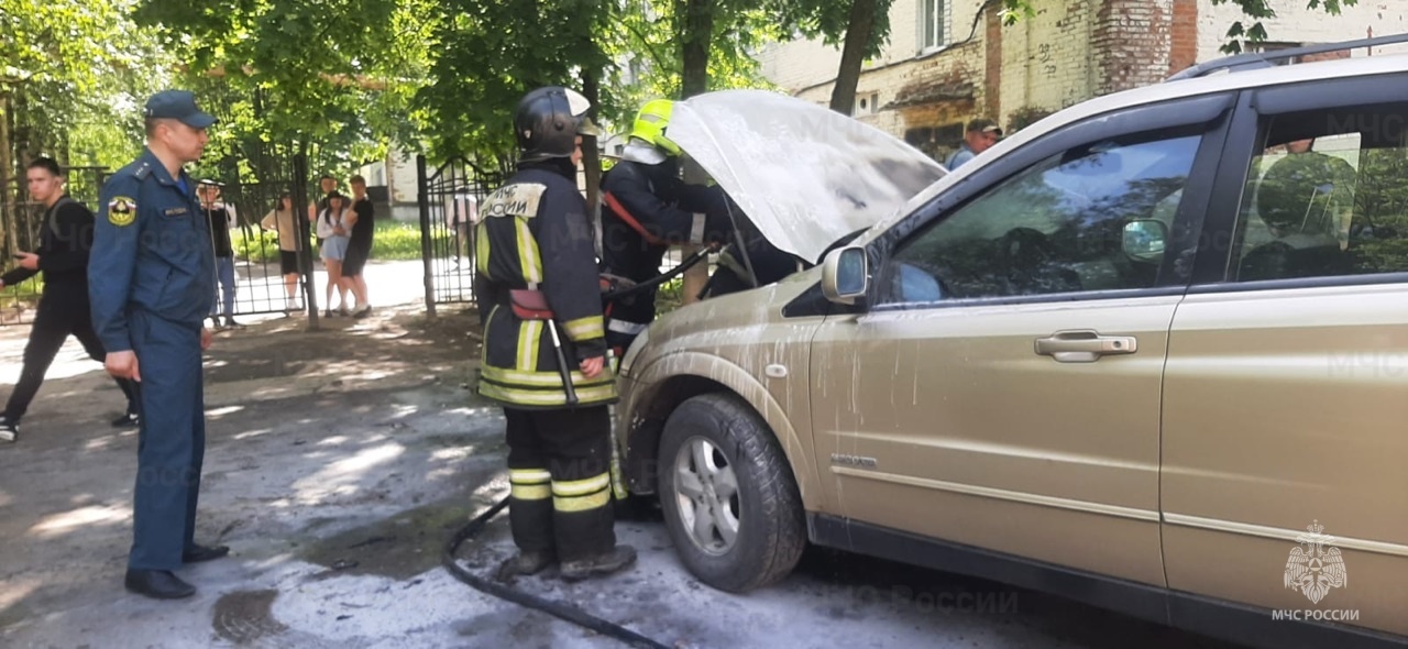 На Университетской во Владимире вспыхнул автомобиль