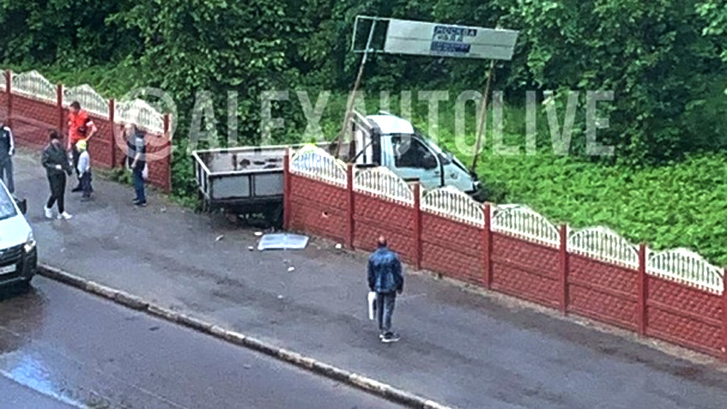 В Александрове грузовик сбил пешехода и протаранил забор больницы