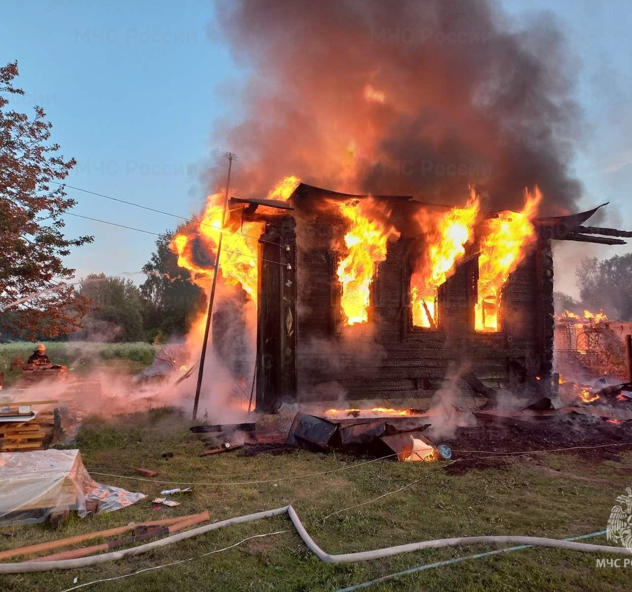 Крупный пожар в Муромском районе уничтожил жилой дом, баню и гараж