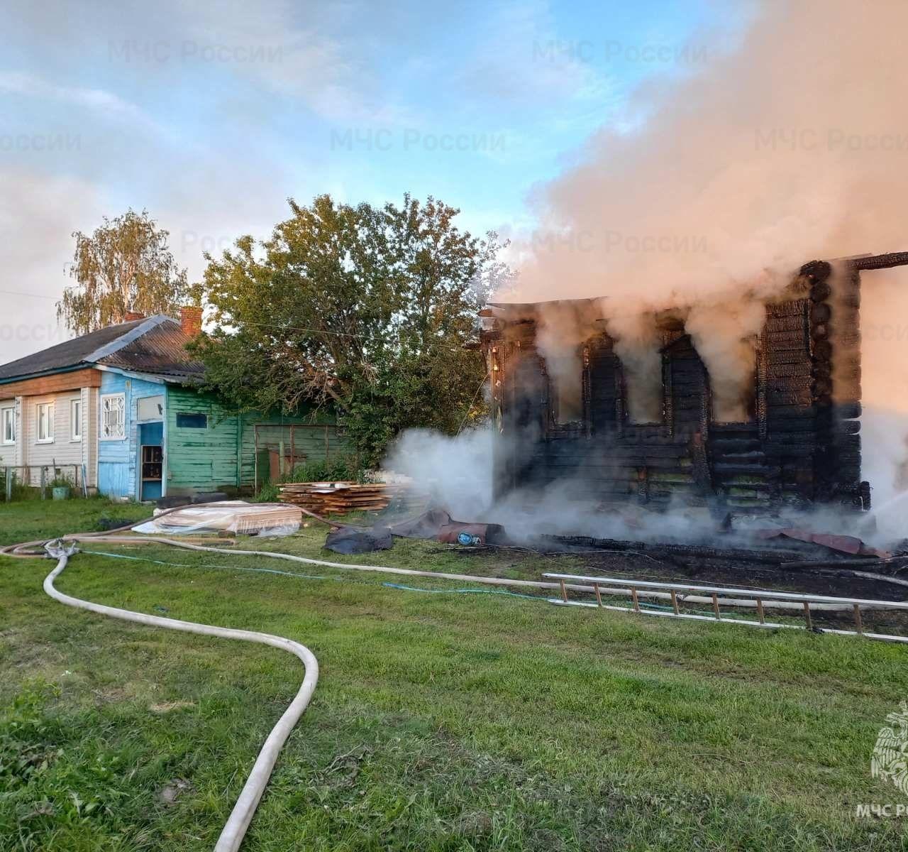 Крупный пожар в Муромском районе уничтожил жилой дом, баню и гараж