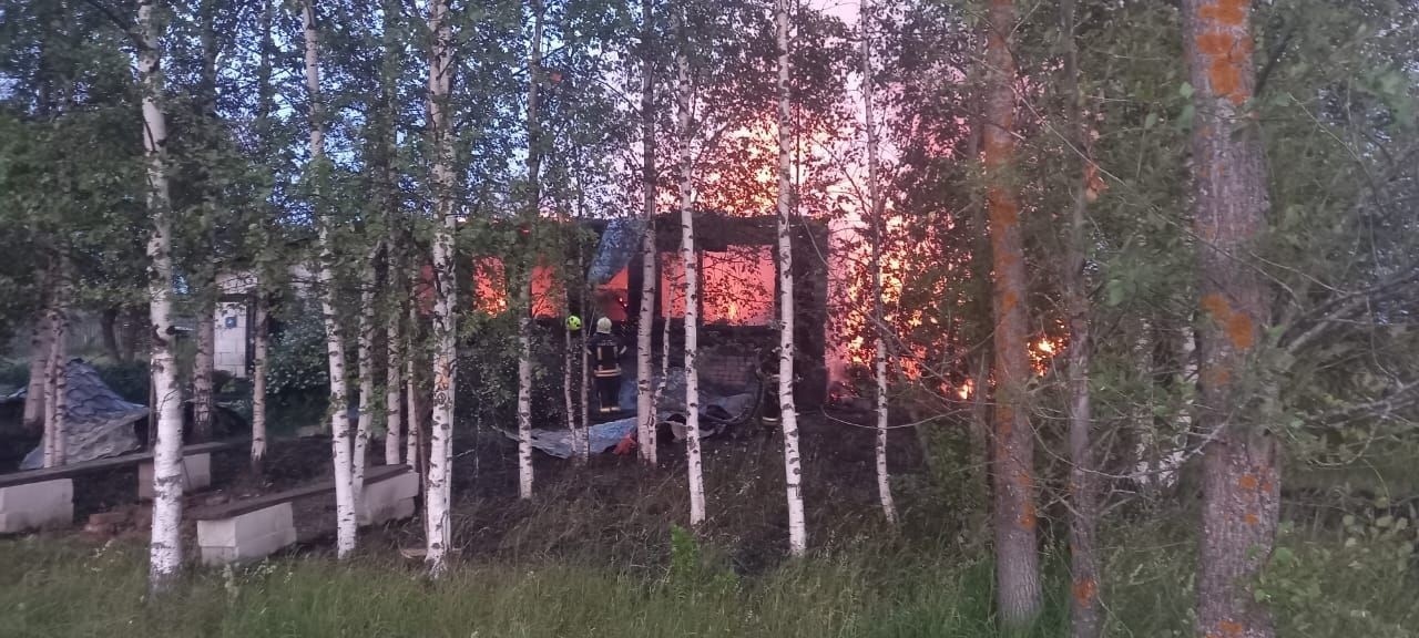 Крупный пожар во Владимирской области до основания уничтожил жилой дом