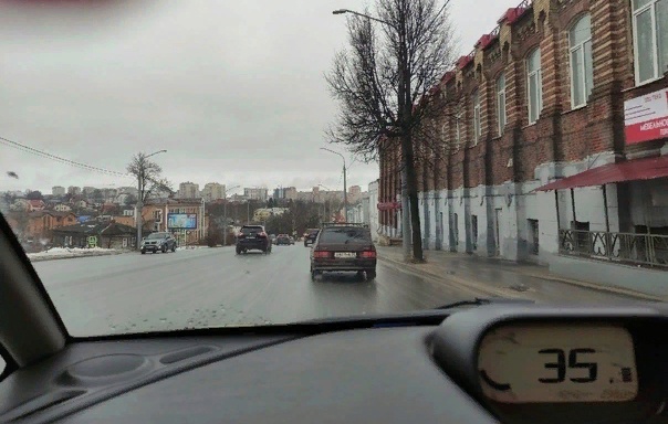 В Госдуме предлагают пересадить чиновников на отечественные автомобили 