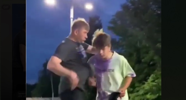 В парке "Добросельский" мужчина выбил телефон из рук подростка и надавал парню по шее