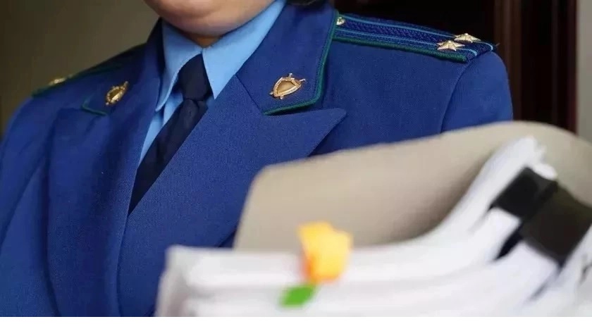 В Селивановском районе прокуроры заставили чиновников починить крышу дома
