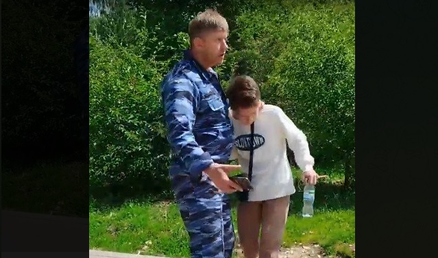 В полиции проведут проверку происшествия с охранником, нападавшим на подростков в парке 