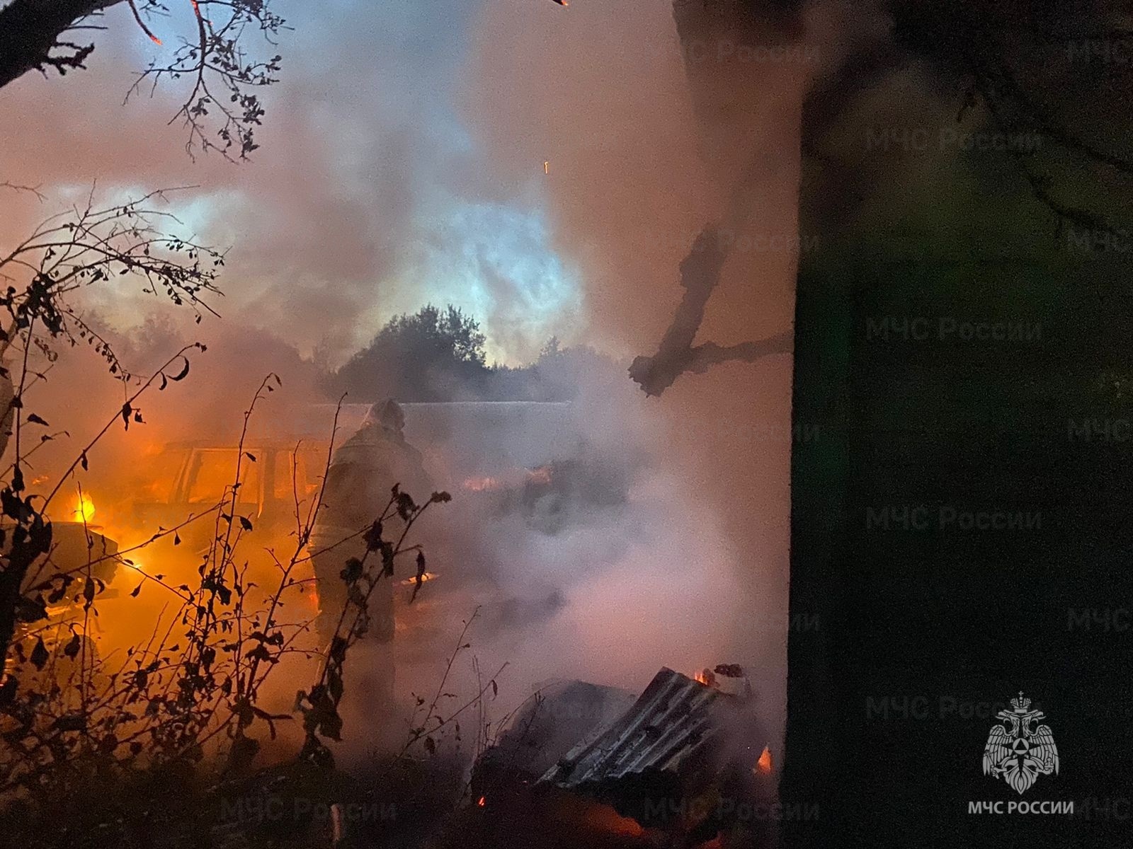 Пожар во Владимирской области уничтожил дачный дом и 3 легковушки