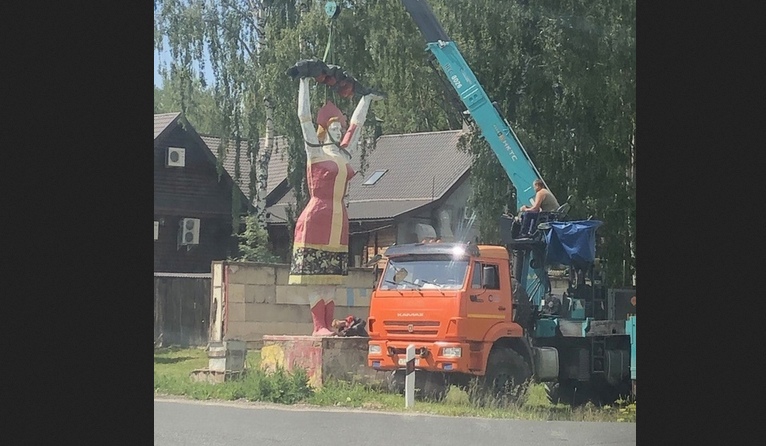 На въезде в МЮД демонтировали статую женщины в сарафане и кокошнике