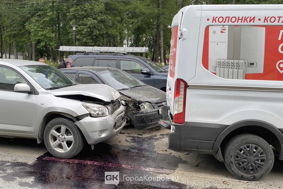 В центре Коврова столкнулись 4 автомобиля