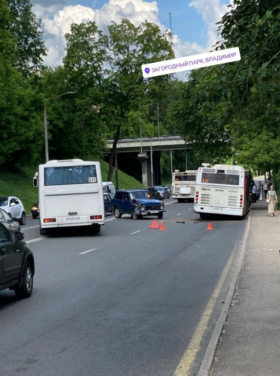 Пенсионер на Ниве врезался в автобус в центре Владимира