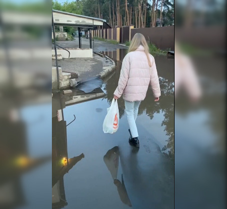 В Загородном люди вынуждены ходить по залитой водой улице