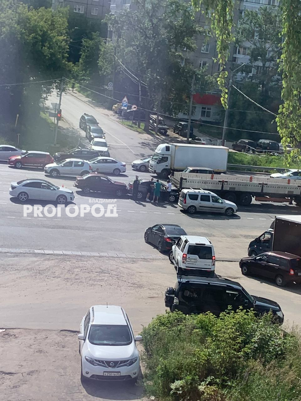 Во Владимире на М7 возле РТС образовались заторы из-за тройного ДТП с участием грузовика