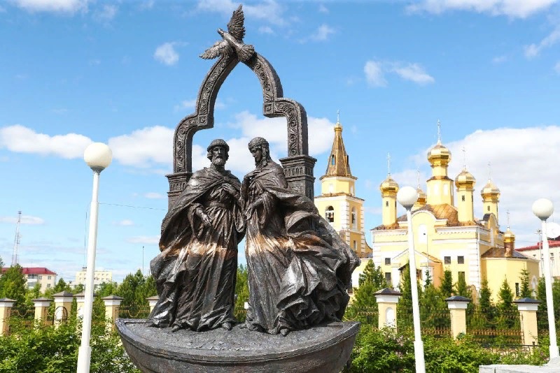 В Надыме Ямало-Ненецкого автономного округа установили памятник муромским Петру и Февронии