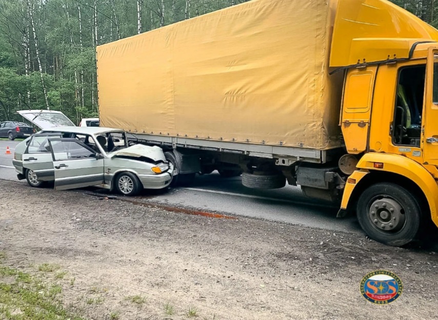 На М-7 под Владимиром "Лада" въехала под КамАЗ
