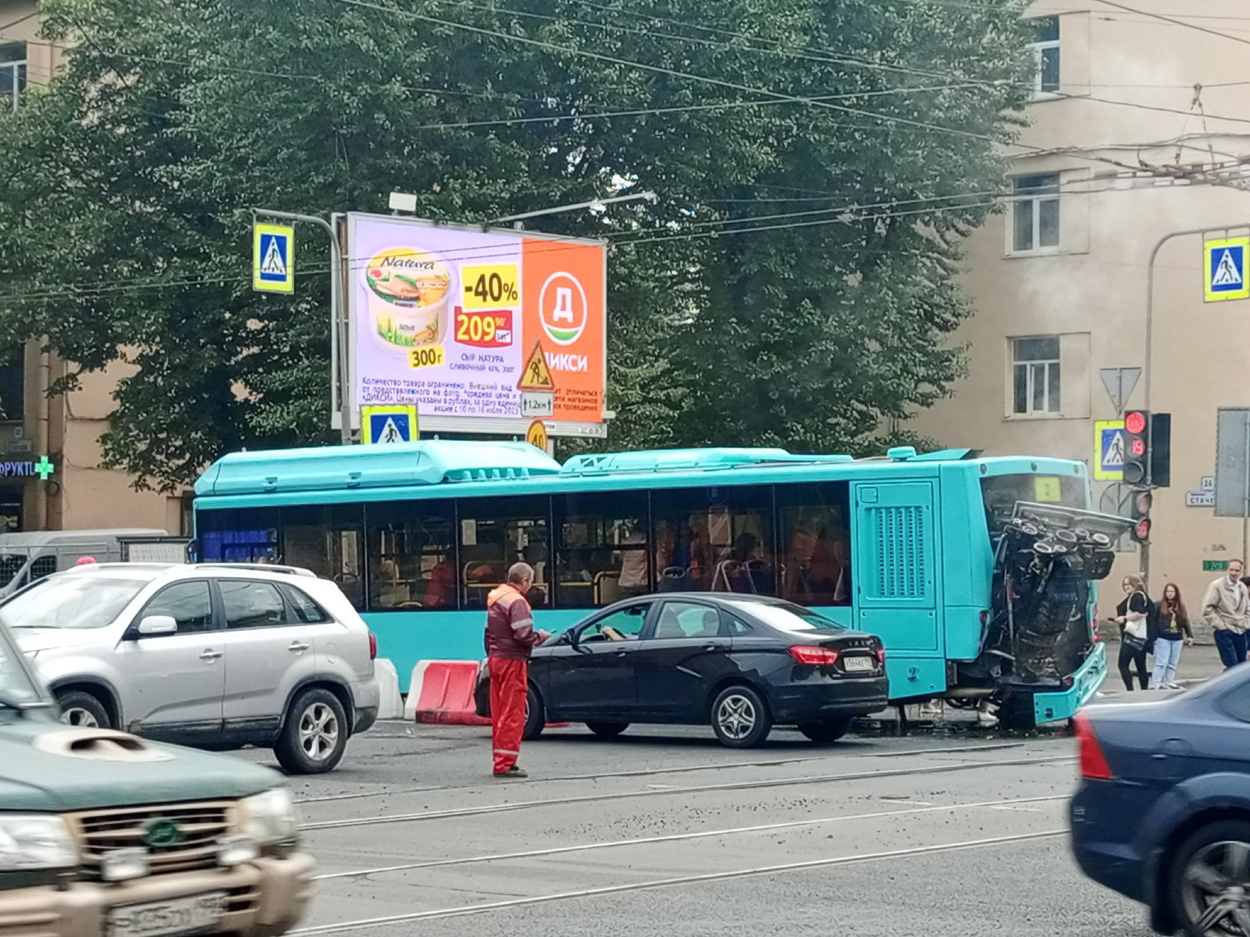 Автобус "Волгобас" потерял свой двигатель во время движения
