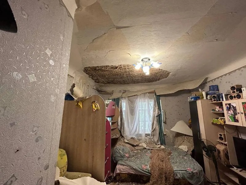 В квартире, где живет семья с четырьмя маленькими детьми, обвалился потолок