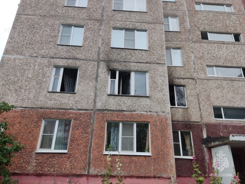 Из-за припаркованных автомобилей спасатели не смогли проехать во двор горящего дома