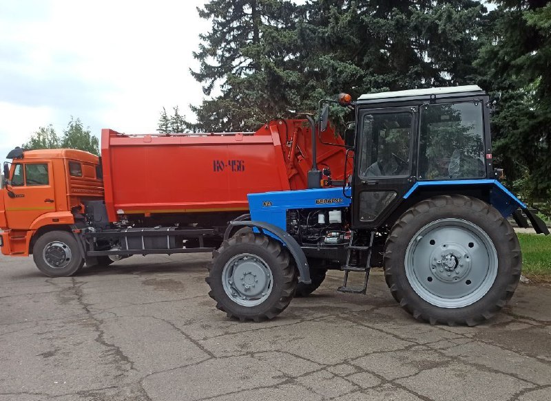 Владимирская область передала Докучаевску трактор, мусоровоз и спортинвентарь 