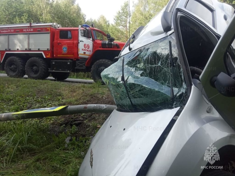 Во Владимирской области автомобиль на скорости врезался в дорожный знак