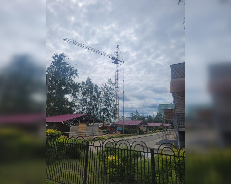 В Коврове прокуроры вместе с приставами приостановили работу башенного крана около детсада
