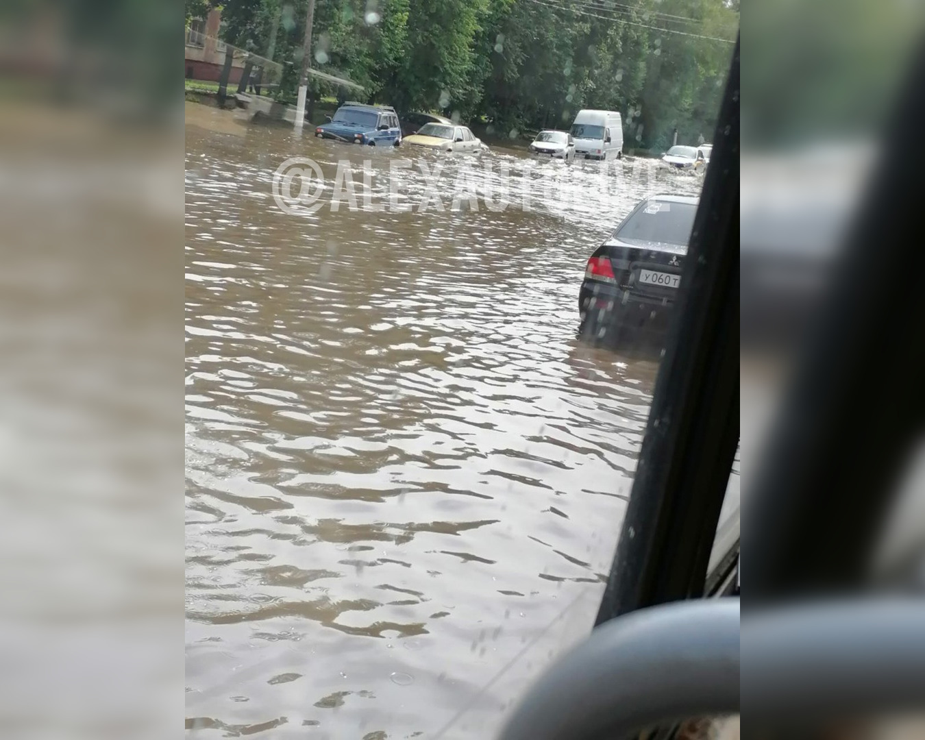 Машины плывут по воде: Александров затопило после сильного ливня