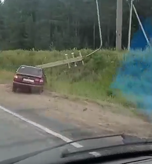 На Южной объездной столб упал на автомобиль