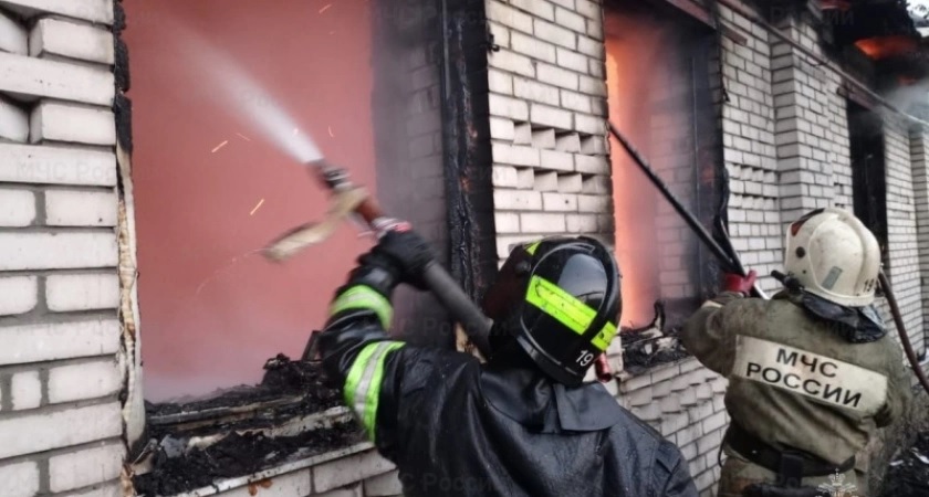 В Киржаче из горящего заброшенного здания эвакуировали 7 человек