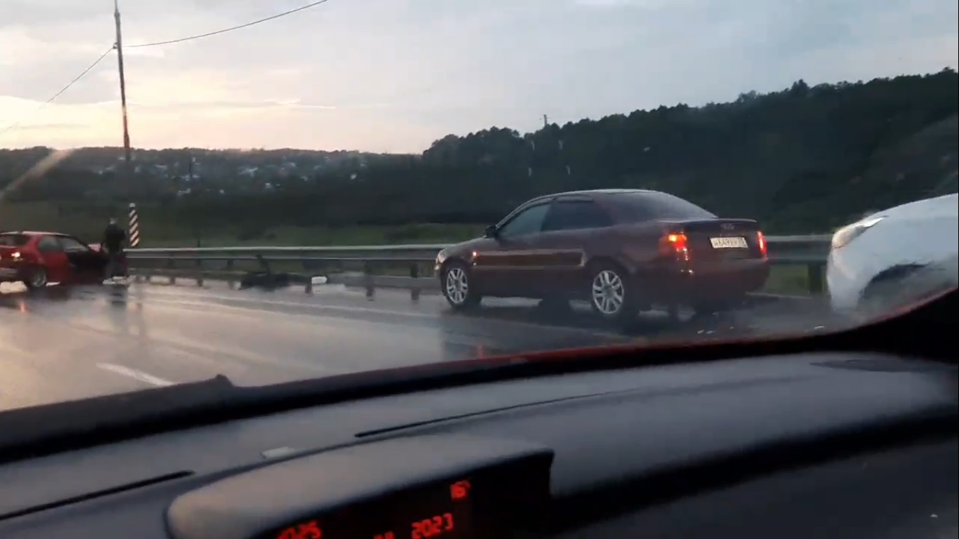 На Огуречной горе непристегнутую женщину через стекло выбросило из салона автомобиля 
