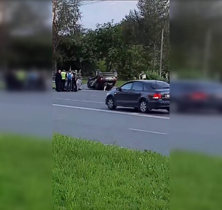 На Верхней Дуброве в результате массового ДТП автомобиль опрокинулся на крышу
