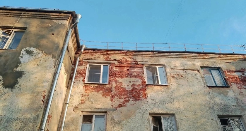Жителей разваливающегося по кирпичикам дома на Большой Нижегородской заливает из-за дождей