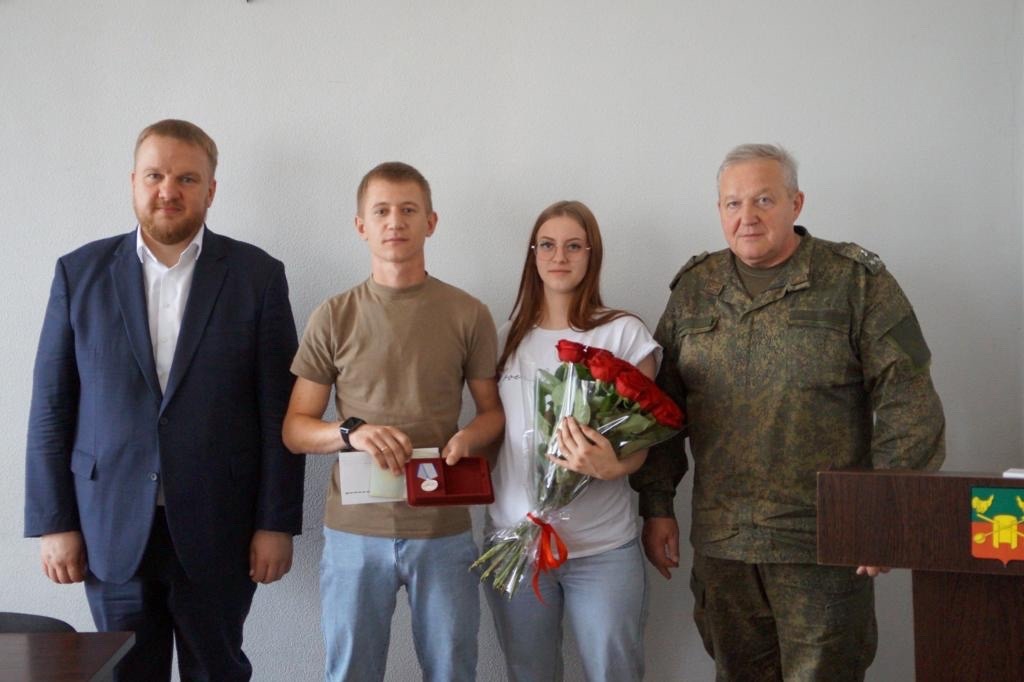 В Кольчугинском районе медалью "За Отвагу" наградили бойца спецоперации