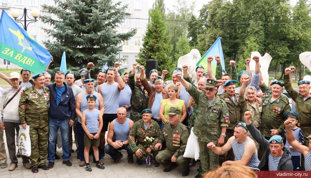 Во Владимире прошел памятный митинг, посвященный ВДВ