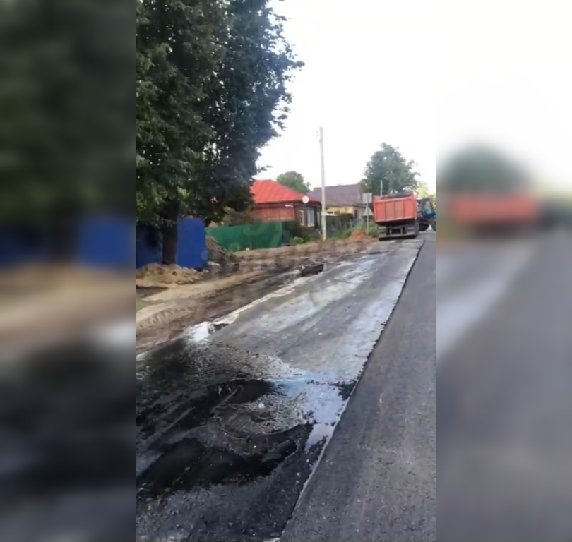 Жители Коврова сняли на видео, как во время укладки асфальта из-под земли бьет гейзер