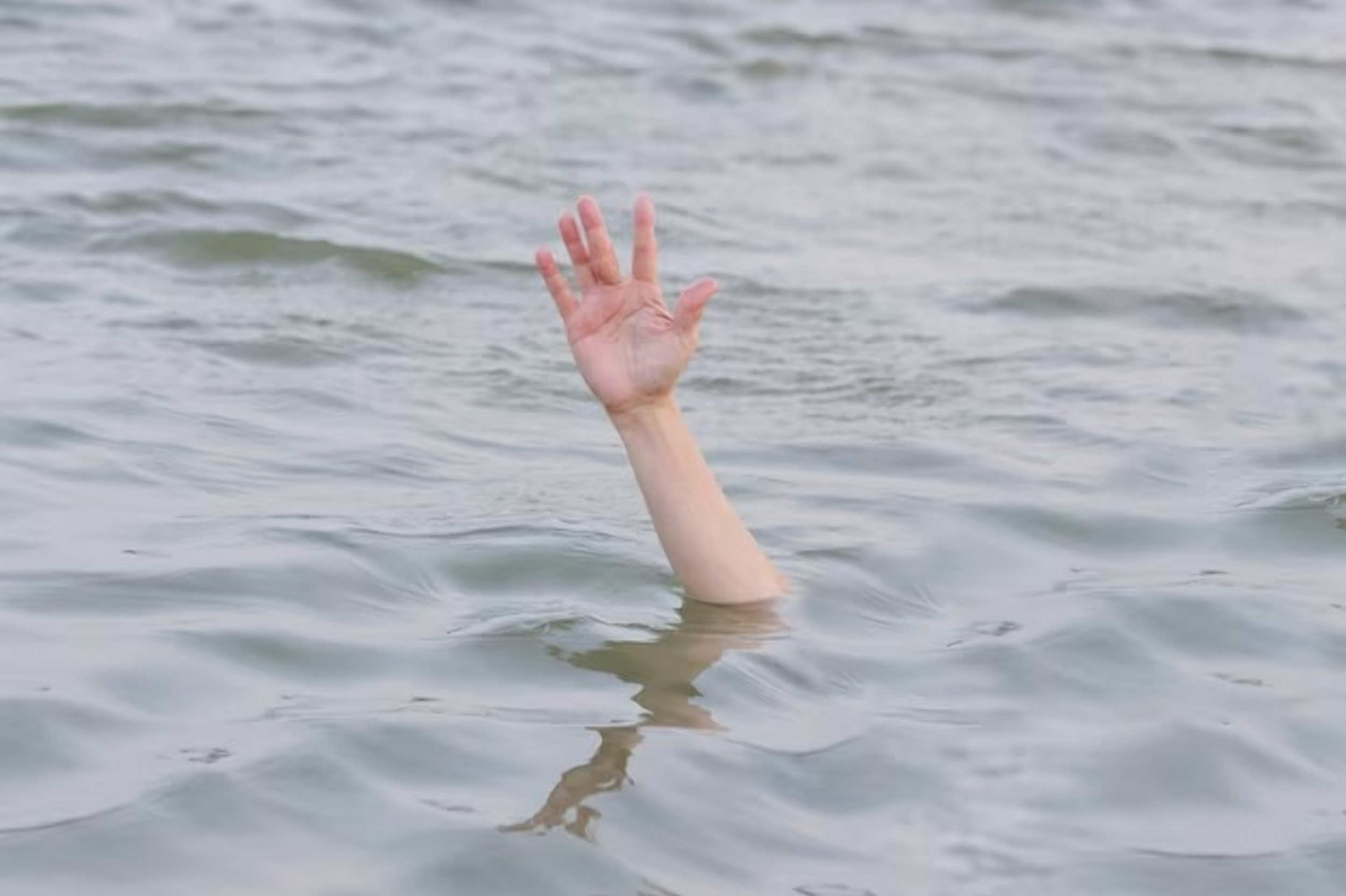 Человек утонул в море