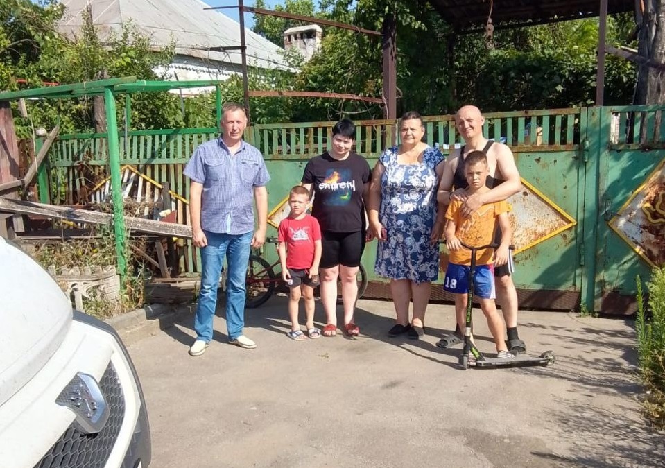 Авдеев и жители области помогли семье из Мариуполя воссоединиться с родными