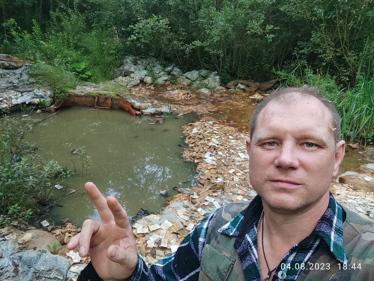 Во Владимирской области грибник в лесу нашел лежащие на земле миллионы рублей купюрами