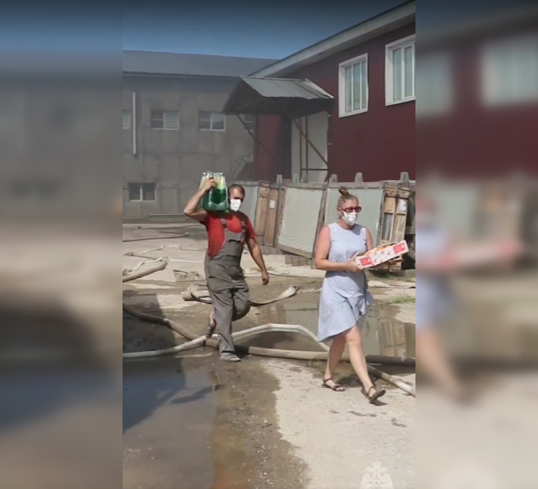 Ковровчане приносили еду и воду пожарным, тушившим огонь на производстве акриловых ванн