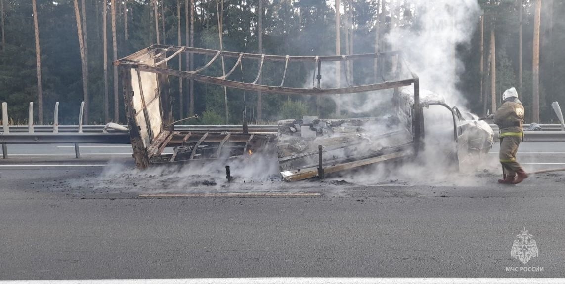 Во Владимирской области в результате аварии полностью сгорел грузовик