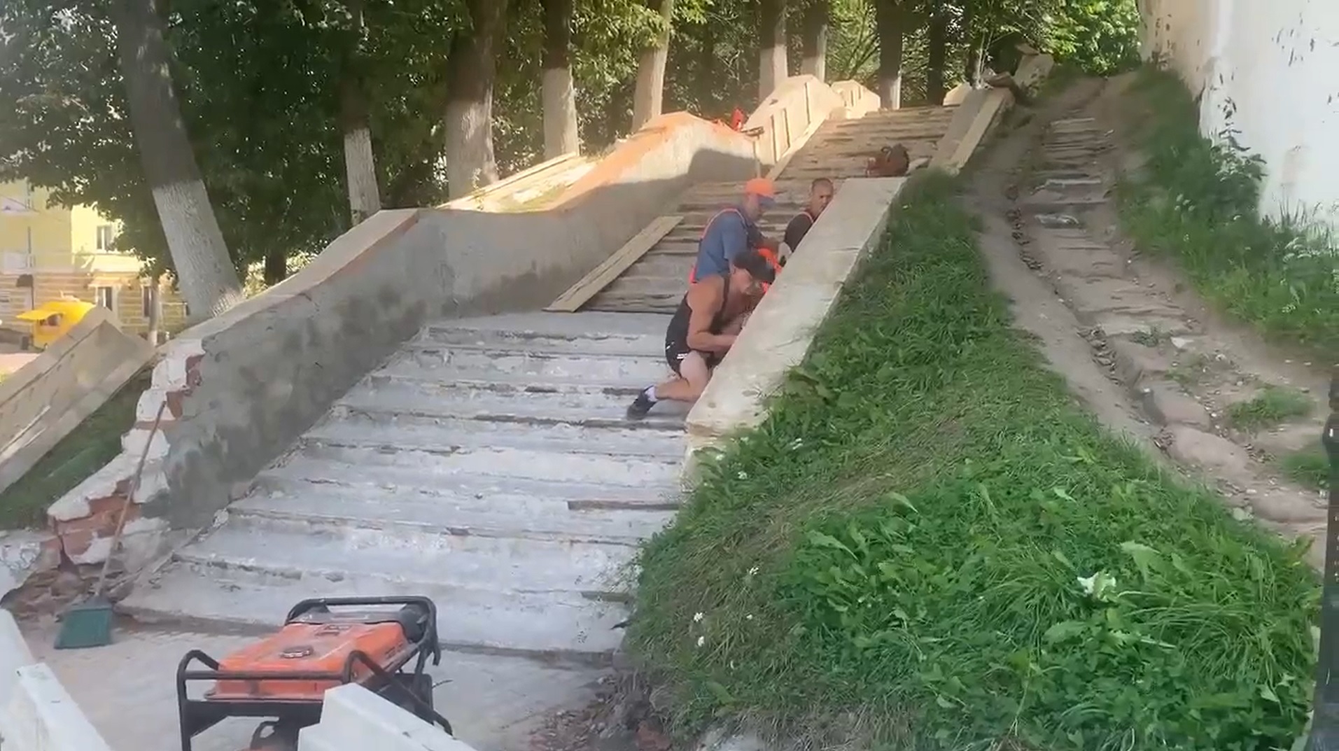 Ремонт лестницы у монастыря в центре Владимира планируют завершить к началу осени