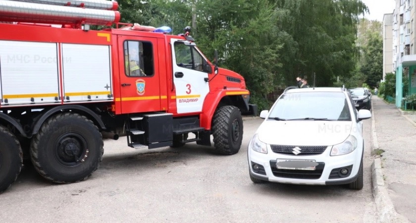 В Госдуме предложили пожарным таранить чужие автомобили, если те мешают проезду