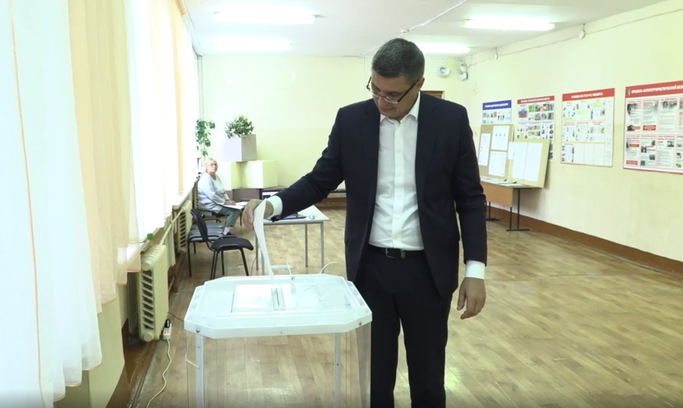 Губернатор Александр Авдеев проголосовал на выборах депутатов Законодательного Собрания