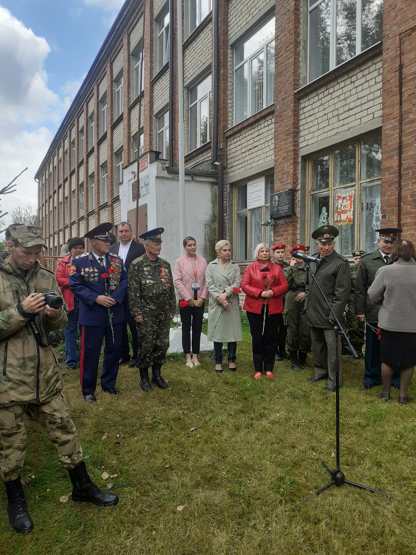 В Вязниках на здании школы установили мемориальную доску погибшему на СВО бойцу