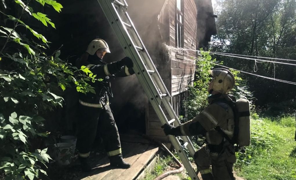 Владимирские пожарные предотвратили угрозу крупного пожара в деревянных домах на улице Урицкого